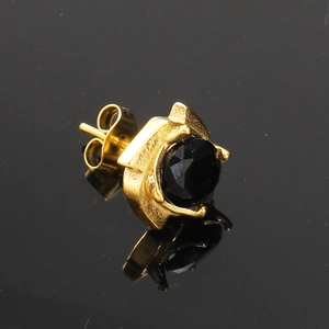Vue détaillée d'une boucle d'oreille en or avec zircon noir et fermoir papillon