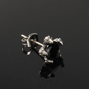 Detailansicht silberner Drachenkrallen-Ohrstecker mit schwarzem Edelstein