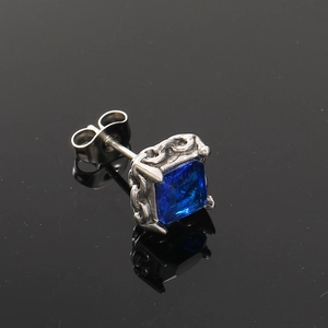 Nahaufnahme der Vintage Ohrstecker mit blauem Zirkon und retro-geprägten Metallmustern