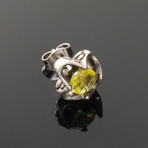 Clou d'oreille cœur en acier titane avec pierre jaune et finition argentée élégante