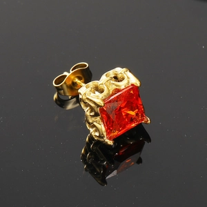 Macro di orecchini a perno quadrati in oro con zircone rosso e motivo filigrana