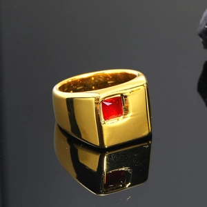 Anillo de titanio dorado para hombre con piedra de rubí roja cuadrada y acabado pulido