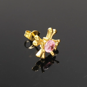 Detail van een kruisvormige gouden oorsteker met een ovale roze edelsteen en glanzende afwerking