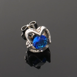 Clou d'oreille en acier titane poli avec un brillant cristal bleu rond serti en couronne