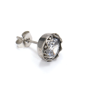 Clou d'oreille en acier titane avec pierre ronde et sertissage couronne sur fond blanc