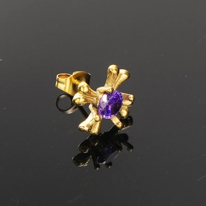 Vintage gouden kruis oorknopjes met paarse zirkoon edelsteen op zwart reflecterend vlak
