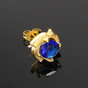 Vue détaillée d'un clou d'oreille doré avec un grand zircon bleu foncé de taille ronde