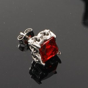 Macro di orecchini a perno con zircone rosso quadrato e motivi traforati in argento vintage