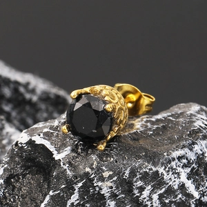 Vue macro de clou d'oreille vintage en acier titane avec zircon noir et base dorée