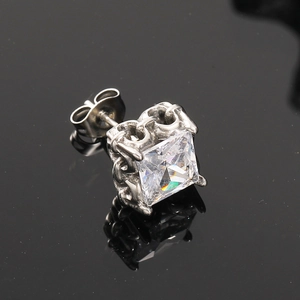 Dettaglio dell'orecchino a lobo in zircone quadrato argento con montatura retrò