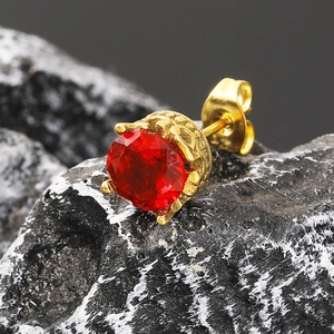Vue macro d'un clou d'oreille doré avec zircon rouge et détails en métal gravé rétro