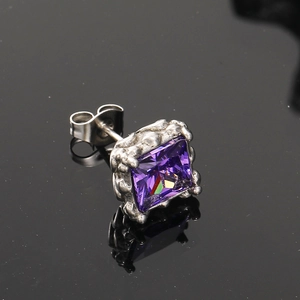 Macro orecchino a perno con zircone viola quadrato e base argentata effetto lava