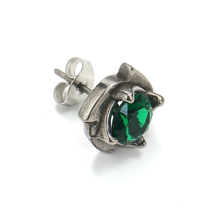 Clou d'oreille unisexe en argent vintage avec texture roche et gemme verte