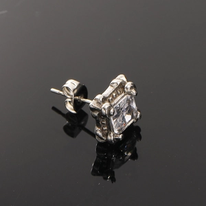 Makroaufnahme von quadratischem Zirkonia-Ohrstecker mit geprägten silbernen Details