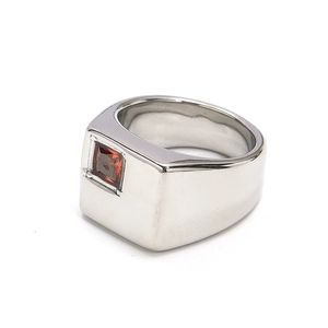 Anillo de sello cuadrado minimalista con gema roja en acero inoxidable pulido
