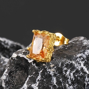 Makroaufnahme von Titan-Ohrstecker in Gold mit Hammerschlag-Textur und Champagner-Zirkonia