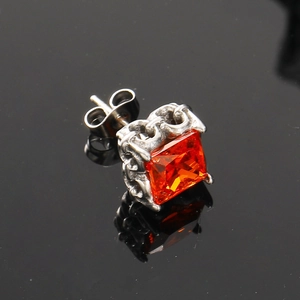 Orecchino punk con zircone arancione quadrato e montatura in acciaio inossidabile intagliato retro