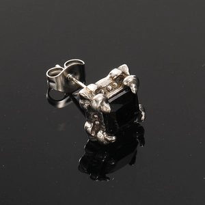 Makroaufnahme von Edelstahl-Krallenohrring in Silber mit quadratischem schwarzem Zirkon