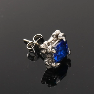 Makroaufnahme von Vintage Silber Ohrstecker mit quadratischem blauem Zirkon Stein