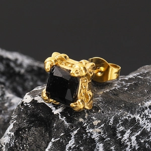Detail von quadratischen schwarzen Edelstein-Ohrsteckern in Gold-Vintage-Fassung