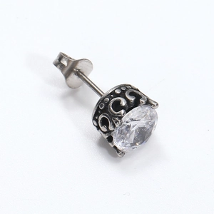 Clou d'oreille vintage en acier inoxydable avec zircon rond et motifs gravés ornés