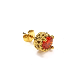 Clou d'oreille vintage en acier titane doré avec zircon rouge rond serti à griffes