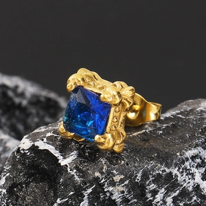 Detailansicht eines quadratischen Zirkonia-Ohrrings im Vintage-Gold auf schwarzem Gestein