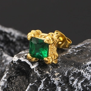 Makroaufnahme der quadratischen Smaragd-Zirkon-Ohrstecker mit goldener Textur
