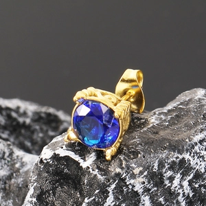 Pendiente de acero vintage con circonita azul y grabado floral dorado sobre piedra