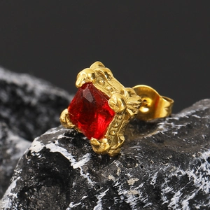 Makroaufnahme quadratischer roter Zirkonia-Ohrstecker mit strukturierter Goldfassung