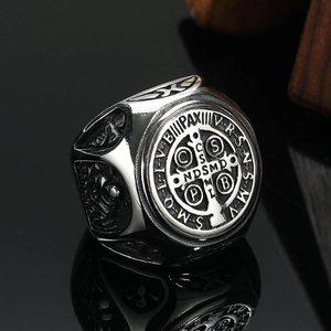 Makroaufnahme des Vintage Sankt Benedikt Medaille Kreuzrings aus Edelstahl mit Reliefdetails