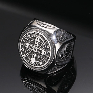 Makroaufnahme eines Benedikt-Medaillenrings aus Silber mit schwarzen Reliefdetails