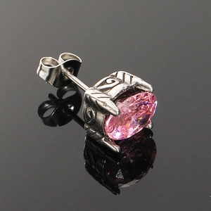 Detalle de pendiente con circón rosa ovalado y montura de filigrana vintage