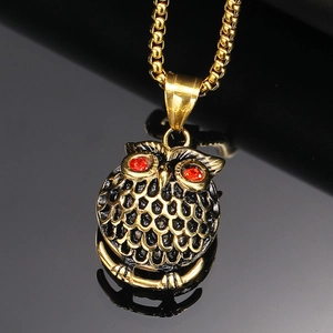 Gotische 3D-Eulen-Halskette aus Gold und schwarzem Edelstahl mit roten Steinaugen