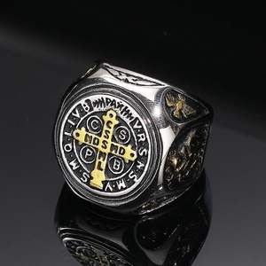 Retro St. Benedikt Medaillenring aus Edelstahl mit zweifarbigen goldenen Details