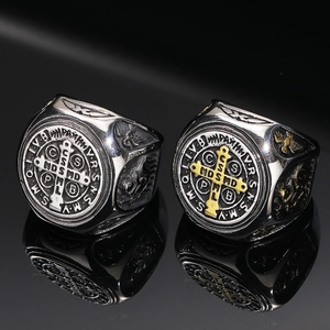 Detailansicht der Benediktus-Medaillen-Ringe in Silber und Bicolor-Gold-Optik