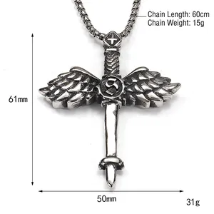 Collana vintage con ciondolo a spada e ali in acciaio inossidabile e croce su sfondo bianco