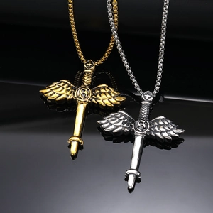 Collana con Ciondolo a Spada Ali d'Angelo Gotica Retrò in Acciaio Inossidabile Gioielli Punk Hip Hop da Uomo Donna