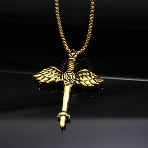 Collana con ciondolo spada e ali d'angelo dorate da uomo con catena su sfondo nero