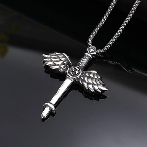 Collana vintage da uomo con ciondolo a forma di spada e ali d'angelo in acciaio inossidabile