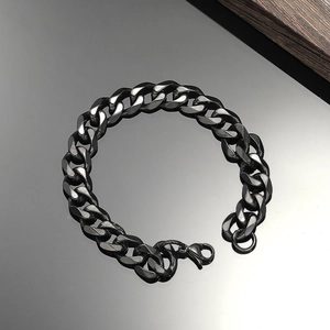 Detaillierte Nahaufnahme des klobigen schwarzen Panzerarmbands mit Karabinerverschluss
