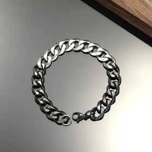 Detailansicht des zweifarbigen Panzerarmbands mit Farbverlauf und Karabinerverschluss