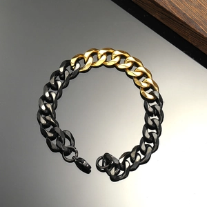 Detaillierte Nahaufnahme von zweifarbigem Gold und Schwarz gebürstetem Stahl Panzerarmband