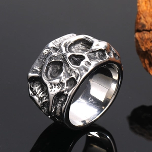 Bague punk vintage en acier inoxydable avec motifs de crânes en relief pour hommes