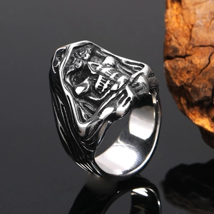 Macro d'une bague tête de mort gothique à capuche avec finition oxydée et intérieur poli