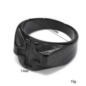 Vintage Herrenring aus schwarzem Titanstahl mit Kreuzmotiv und 14mm Breite im Punk-Stil