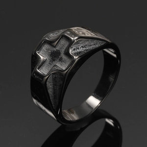 Detail eines schwarzen Kreuzsiegelrings mit mattierter Textur und poliertem Stahl