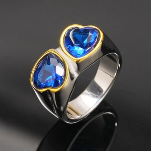 Bague tendance avec deux oxydes de zirconium en cœur et finition bicolore or argent