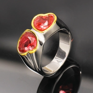 Bague en argent poli avec deux zircons rouges en forme de cœur et détails dorés