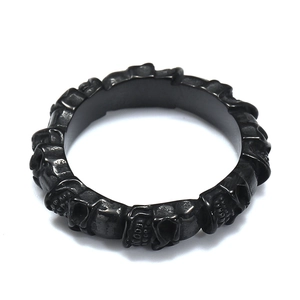 Herren Punk Ring aus schwarzem Titanstahl mit dichten Relief-Totenkopf Verzierungen